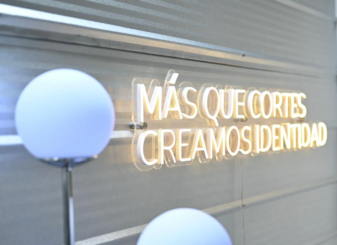 Letrero de neón de SW Studio: Más que cortes, creamos identidad