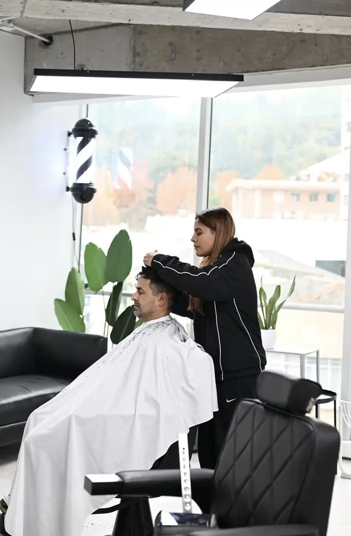 Victoria atendiendo en Scissor White